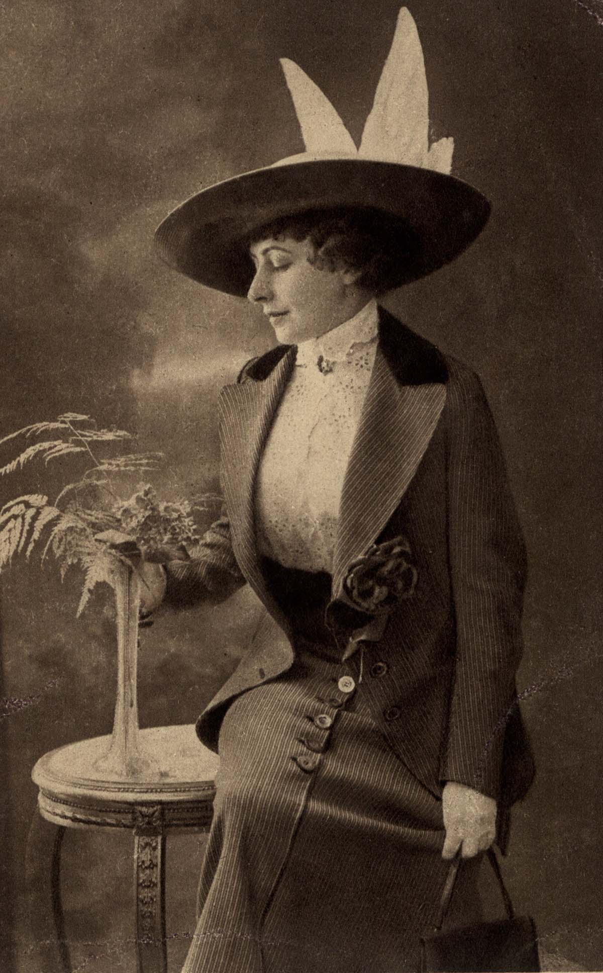 Portret Felicji Pichor-Śliwickiej przy stoliku. Pocztówka, po 1900. Ze zbiorów BN.
