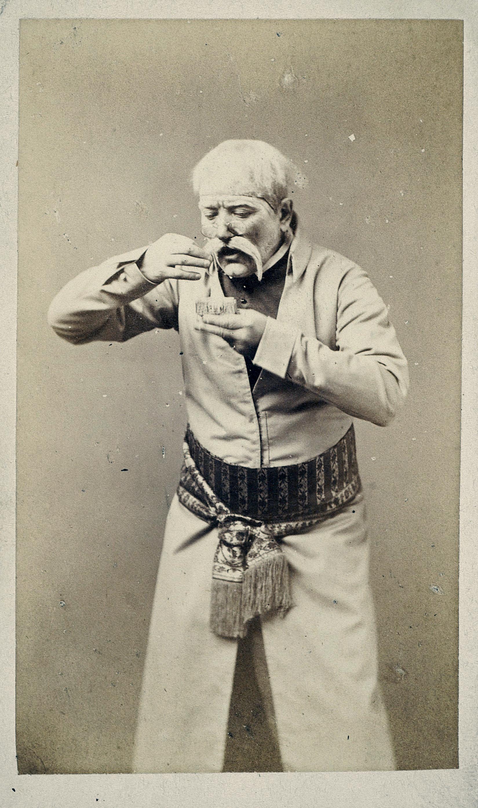 Ludwik Panczykowski jako Dyndalski w „Zemście” Aleksandra Fredry. Fot. Karol Beyer, przed 1868. Ze zbiorów BN.
