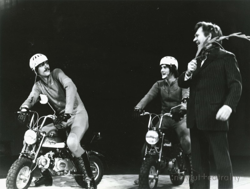 „Balladyna”, Teatr Narodowy, Warszawa, prem. 8 lutego 1974. Na zdj.: Wiktor Zborowski (Chochlik), Mieczysław Hryniewicz (Skierka), Wojciech Siemion (Grabiec)